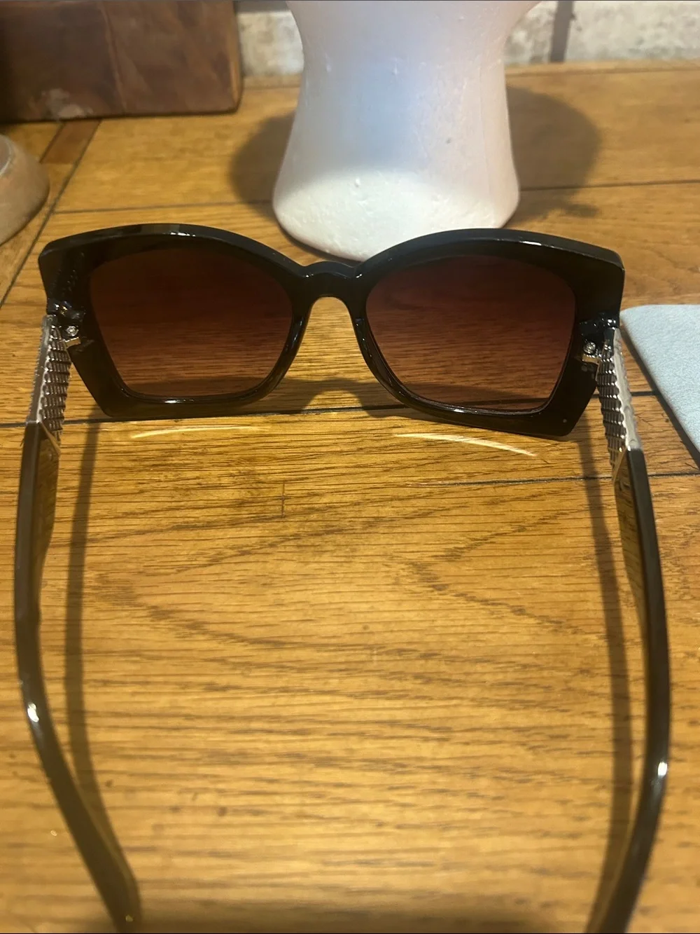 Jessica Simpson Butterfly Glam Sunglasses in Black
